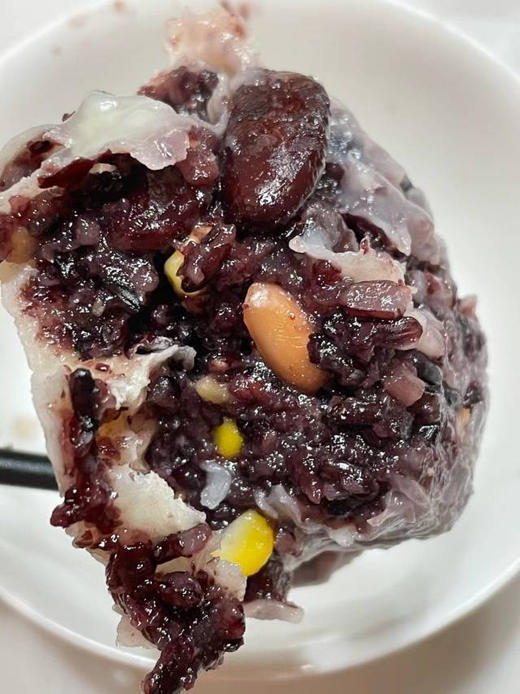 明六配送！纯手工制作【五谷玉米粘豆包】好吃不胖，软糯香甜，真正的治愈系美食！配料表干净，无任何添加剂，您可以放心吃，减脂期必备！营养健康！
一包4个，每个100g，一组两包 商品图0