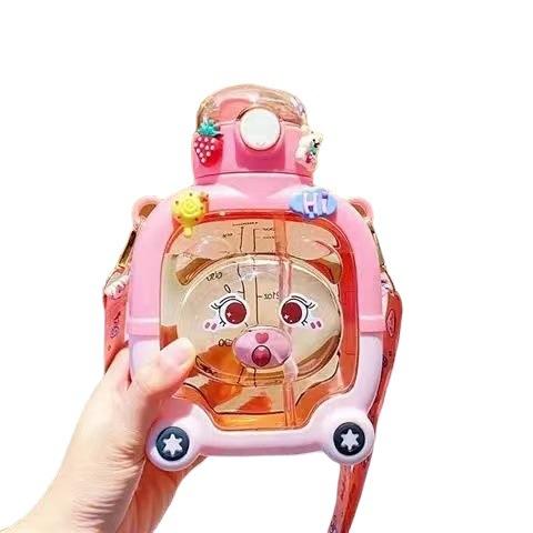 「四款可选！两饮口设计」2023新款可爱卡通小熊塑料吸管杯 大容量便携式背带双饮口塑料水杯餐饮用具 商品图4