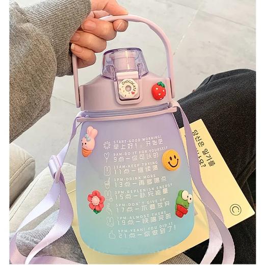 「四款配色！送立体贴」小胖杯磨砂杯 网红运动塑料水杯大容量吸管杯手提肩带水壶1500ml餐饮用具 商品图1