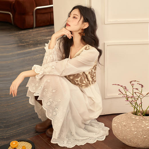 西遇V领欧美超火长裙女新款垂坠感白色长袖梭织连衣裙11838343 商品图4