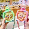 「四款可选！两饮口设计」2023新款可爱卡通小熊塑料吸管杯 大容量便携式背带双饮口塑料水杯餐饮用具 商品缩略图0