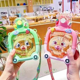 「四款可选！两饮口设计」2023新款可爱卡通小熊塑料吸管杯 大容量便携式背带双饮口塑料水杯餐饮用具