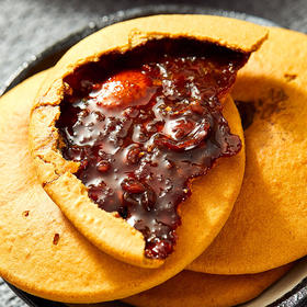 【潮汕特产！红糖肚脐饼】有着和番薯一样的绵软口感，配上咸甜适宜的红糖，让你吃上一口流连忘返。怀旧早餐饼，番薯酥脆，小零食小吃健康