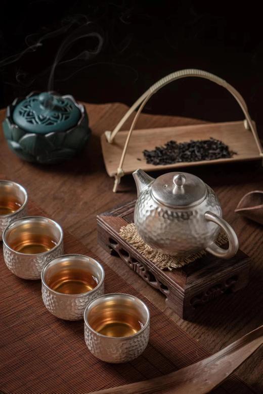 藏家心里的“白月光”【拾物观心手工锤纹鎏银杯/鎏银西施壶】高纯度999千足银（含证书），中国千年古瓷都德化瓷胎，传统手工鎏银工艺（多见于博物馆藏品）观之熠熠生辉。 商品图0