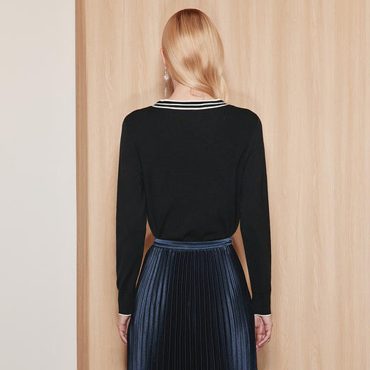 EITIE爱特爱秋季新款经典黑白撞色显瘦简约百搭通勤针织衫7101806 商品图4