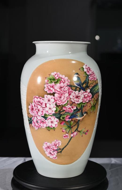 粉彩鸟语花香赏瓶 商品图0