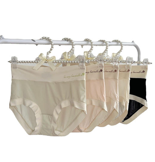 【极速降温！飘飞爆冰乳酸内裤5条装】告别春夏季闷热，超薄无痕会呼吸透气，裸感速干，不黏腻，无痕更加无感，触感软糯，薄如凉皮，隐形肌底液，酸奶礼盒包装 商品图4