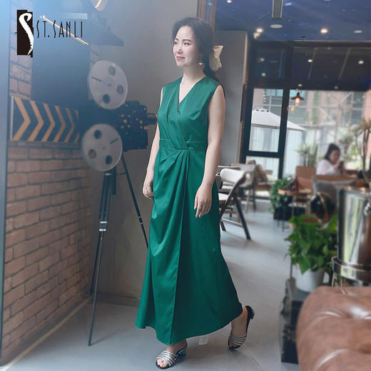 圣三利女装V领无袖纯色连衣裙SL2017146 商品图0