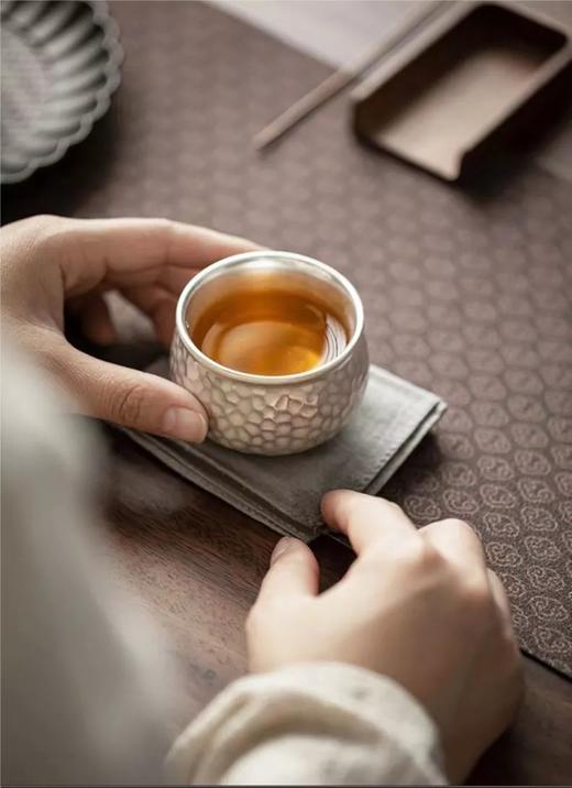 藏家心里的“白月光”【拾物观心手工锤纹鎏银杯/鎏银西施壶】高纯度999千足银（含证书），中国千年古瓷都德化瓷胎，传统手工鎏银工艺（多见于博物馆藏品）观之熠熠生辉。 商品图1