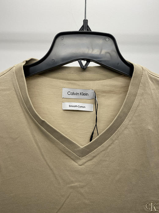 Calvin Klein/CK 男士V领纯棉纯色刺绣小标透气舒适短袖T恤 商品图2