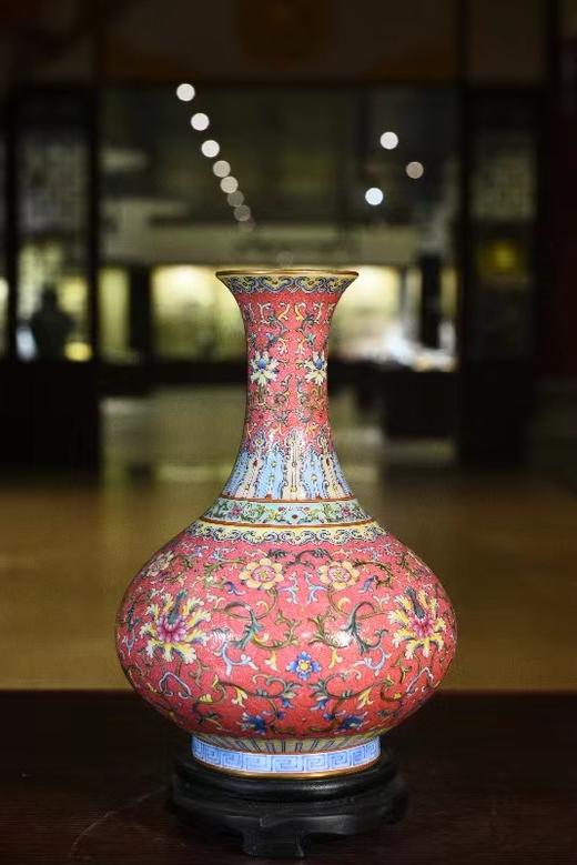 胭脂红轧道缠枝花扁肚瓶 商品图0