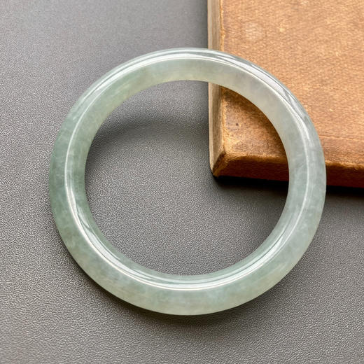 冰种淡晴水翡翠圆条手镯52 商品图1