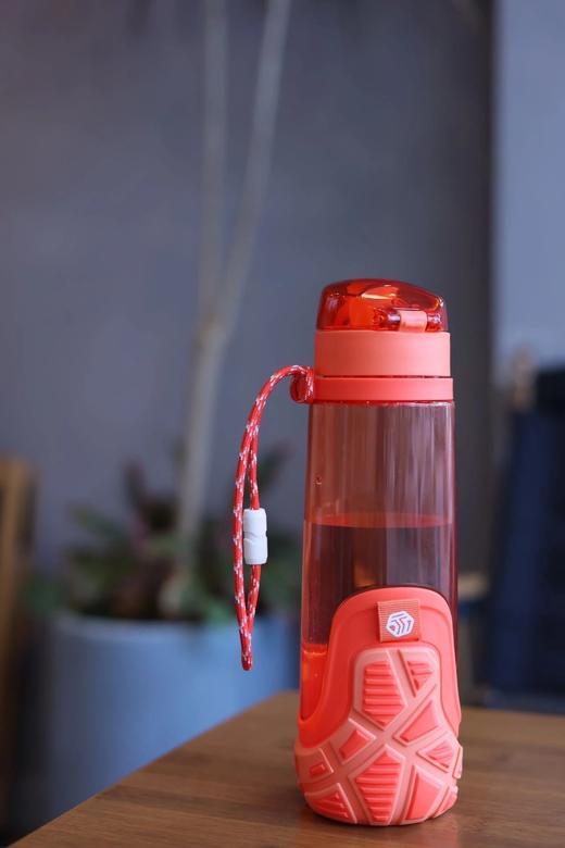 开学季~线下商超卖139！山姆超市在售~【美国Coolgear&儒乐弹跳盖防摔防漏水杯】母婴级安全材料Tritan 弹性保护套不怕摔，一点都不漏水 防呛设计！可以单手开盖，大人小孩都能用的杯子！ 商品图1