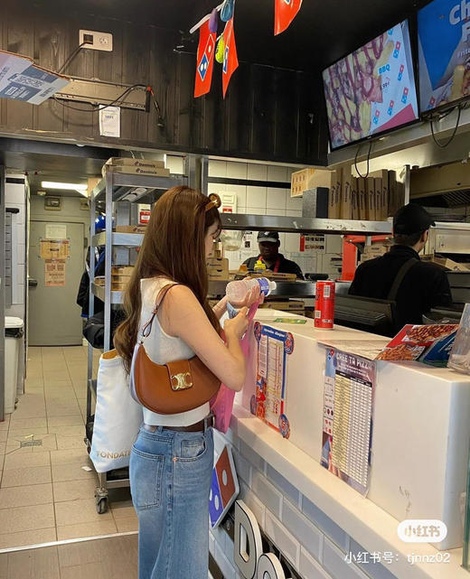 𝘾𝙚𝙡𝙞𝙣.𝙚 ava2023
新款月亮腋下包 头层牛皮 商品图5