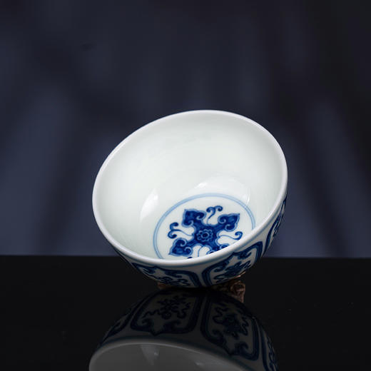 青花八吉祥卧足杯 商品图3