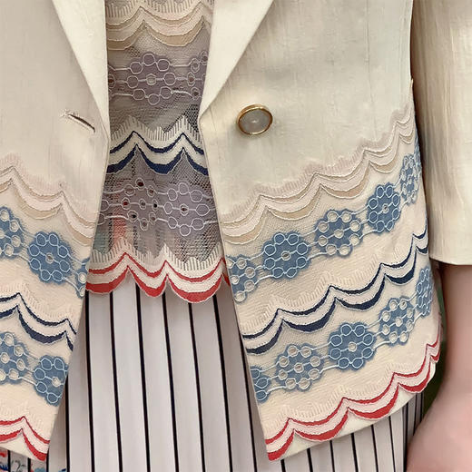 圣三利女装 新款优雅气质花朵蕾丝拼接西服外套SL2012117 商品图3