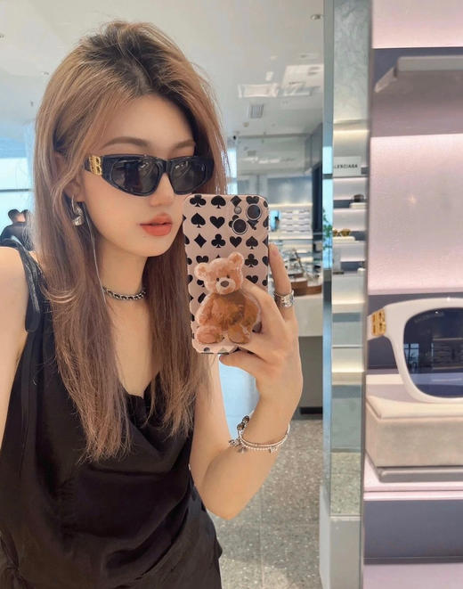 巴黎家墨镜 198(淡季活动价)
侧边双B logo 自带时髦buff 商品图4