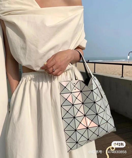 🉐️168包邮 (3色 ) 
issey miyake 三宅一生
6✖️6 尺寸34/34cm 商品图1