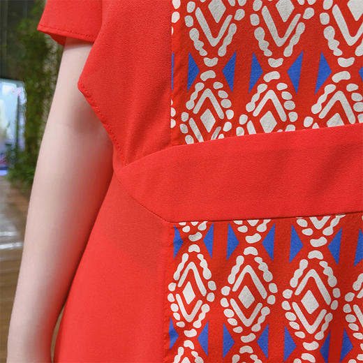 圣三利女装 优雅时尚中长款拼接印花垂感连衣裙SL2027240 商品图4