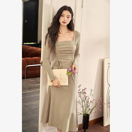 法式方领纯色长袖a字连衣裙秋季新款气质抽褶显瘦长款裙子V1831974 商品图0
