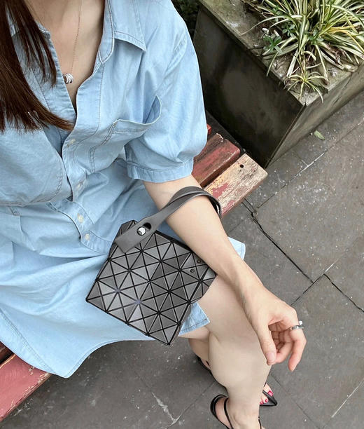 三宅𝟐𝟎𝟐𝟑最新小方盒（配链条） 商品图1