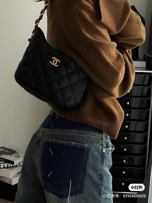 360包邮🉐️
高定hobo 全套包装
小羊皮材质 〰️ 商品图4