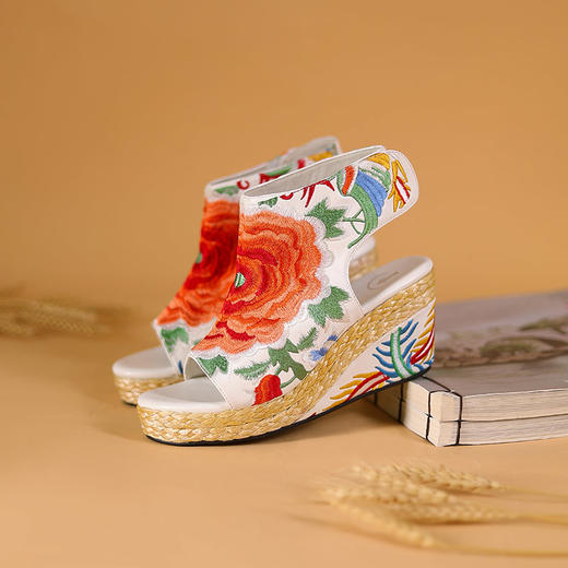 笑春风绣花高跟凉鞋 | 前跟高3cm 后跟高9cm |现货加急发 商品图1