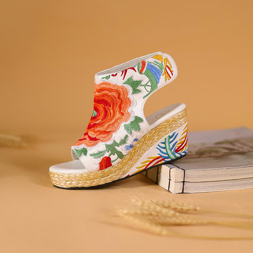 笑春风绣花高跟凉鞋 | 前跟高3cm 后跟高9cm |现货加急发 商品图2