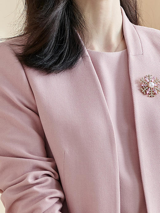 米思阳2026春季新款时尚通勤职场风粉色西装修身长袖开衫外套2493 商品图4
