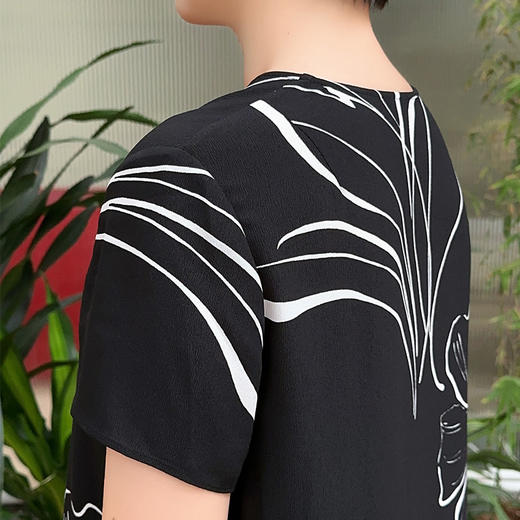 圣三利女装 新品中长款A型宽松黑白印花连衣裙SL2027111 商品图4