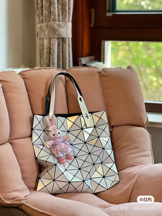 🉐️168包邮 (3色 ) 
issey miyake 三宅一生
6✖️6 尺寸34/34cm 商品图0