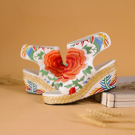 笑春风绣花高跟凉鞋 | 前跟高3cm 后跟高9cm |现货加急发 商品图0