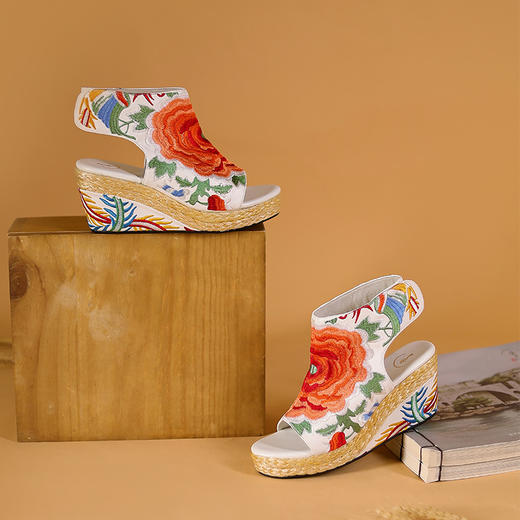 笑春风绣花高跟凉鞋 | 前跟高3cm 后跟高9cm |现货加急发 商品图3