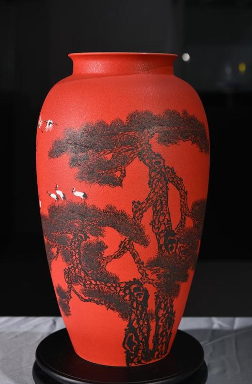 中华红磨砂釉松鹤延年赏瓶 商品图0