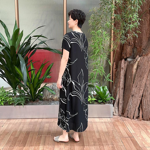 圣三利女装 新品中长款A型宽松黑白印花连衣裙SL2027111 商品图2