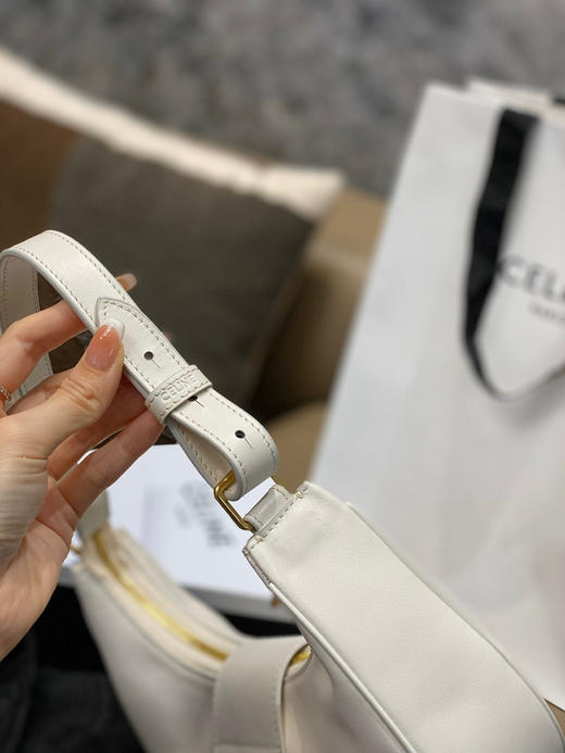 𝘾𝙚𝙡𝙞𝙣.𝙚 ava2023
新款月亮腋下包 头层牛皮 商品图2