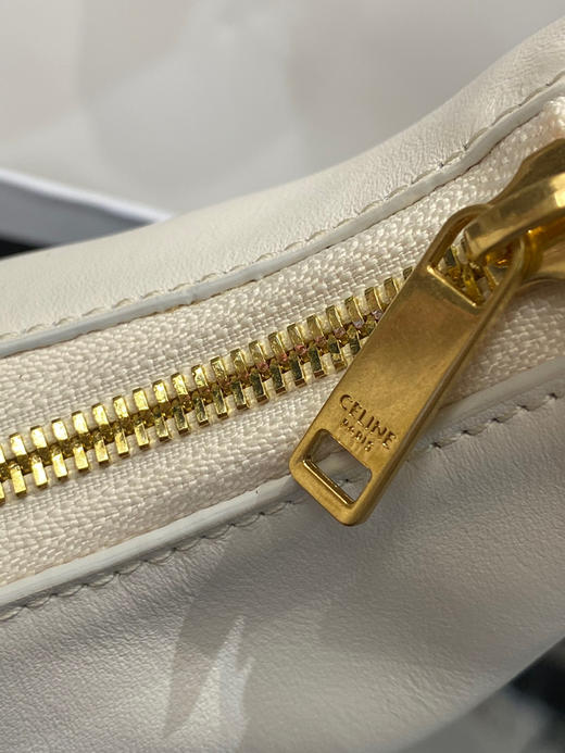 𝘾𝙚𝙡𝙞𝙣.𝙚 ava2023
新款月亮腋下包 头层牛皮 商品图3