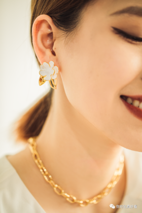 宛若艺术品的山茶花耳钉