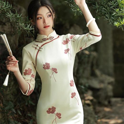 2023秋季新款雪花绒复合刺绣中袖中长款旗袍连衣裙少女年轻款旗袍 商品图1