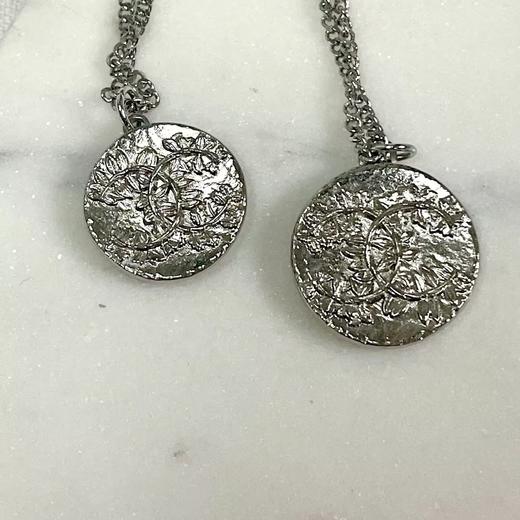 北京仓｜Gigi Paris-叶片 双C Logo-银色大号 Vintage纽扣  项链［法国设计师］ 商品图0