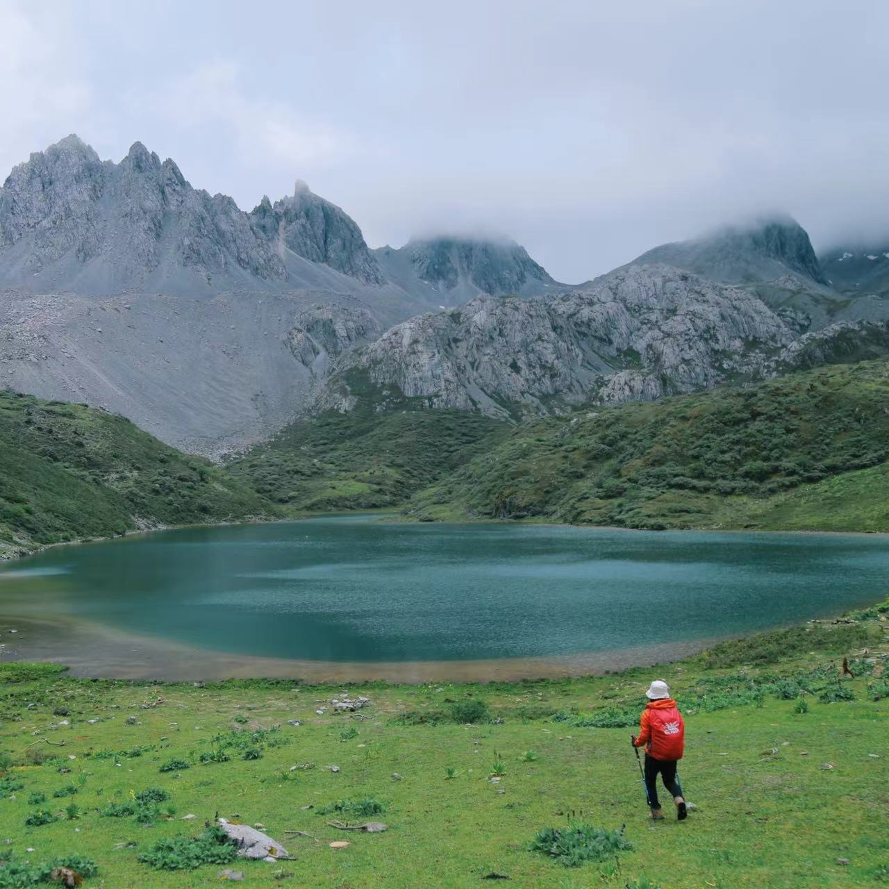 云南｜香格里拉阿布吉措一日徒步，天宝雪山/阿布吉措/高山牧场/流石滩/陨石天坑群/德吉林寺