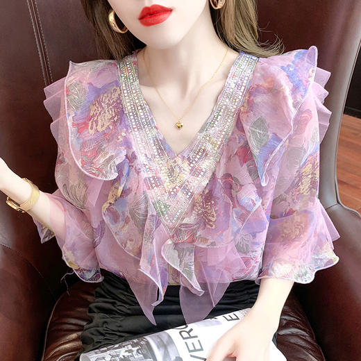 优雅百搭，荷叶边雪纺衬衫V领烫钻感短袖碎花上衣SDJ27241157 商品图2