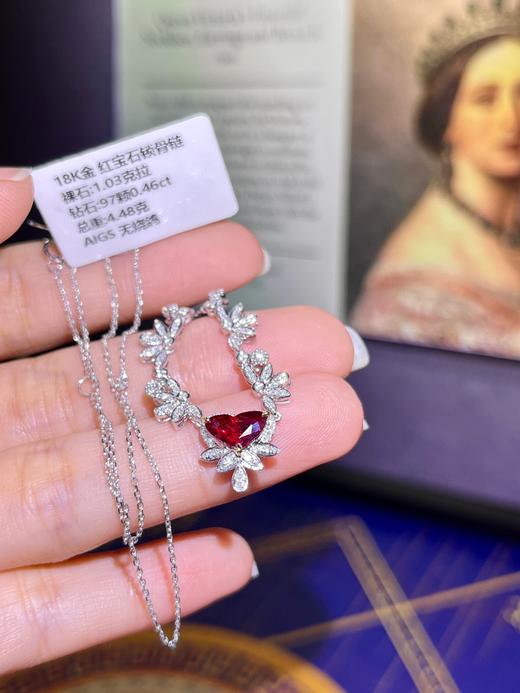 420012 莫桑比克天然无烧鸽血红红宝石项链 秀出魅力，经典心形切割，晶体璀璨，浓郁鸽血红美极了 主石1.03克拉，18K金镶嵌钻石97颗0.46ct，总重4.48克， 超值价💰17280 商品图6
