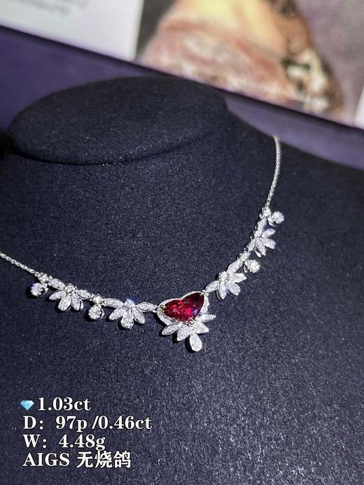420012 莫桑比克天然无烧鸽血红红宝石项链 秀出魅力，经典心形切割，晶体璀璨，浓郁鸽血红美极了 主石1.03克拉，18K金镶嵌钻石97颗0.46ct，总重4.48克， 超值价💰17280 商品图0