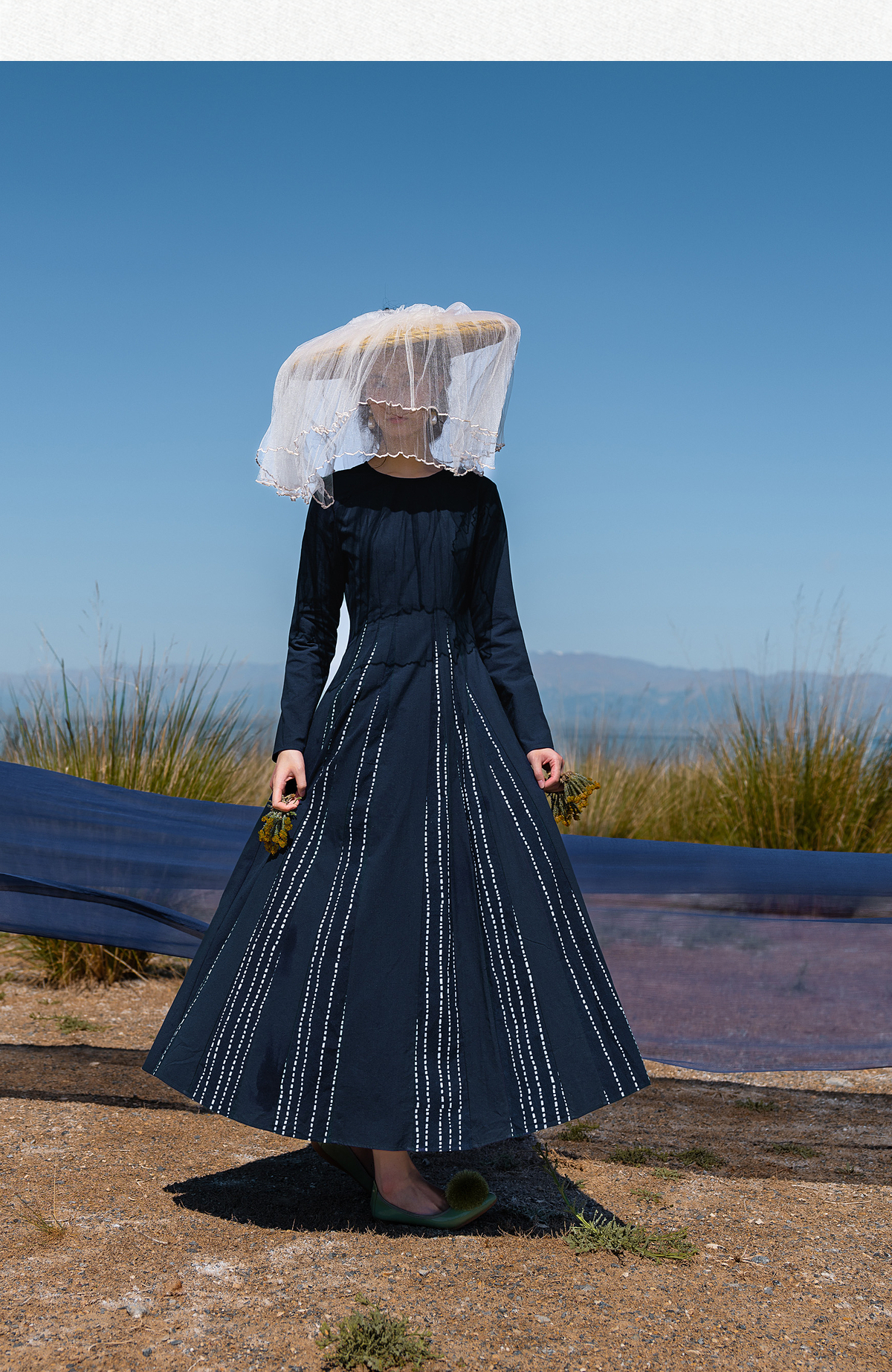 生活在左棉连衣裙宽松复古气质2023秋冬新品蓝印花布