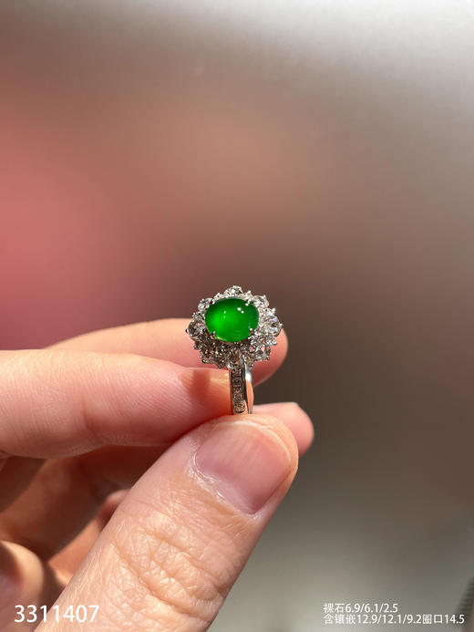 3311407，高冰帝王绿蛋面戒指。具体价格微信咨询 商品图1