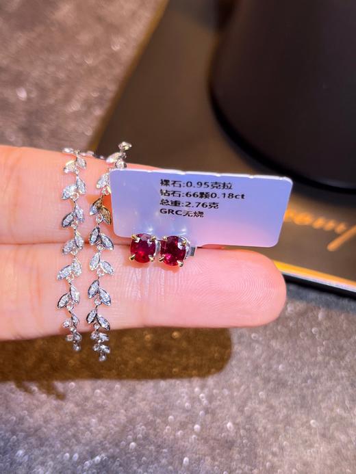 420009 莫桑比克天然无烧鸽血红红宝石耳钉 主石0.95克拉，18K金镶钻石66颗0.18ct，总重2.76克，裸石尺寸：4.98x4.30mm，整体：4.98x53.02mm，超值价：9680 商品图3