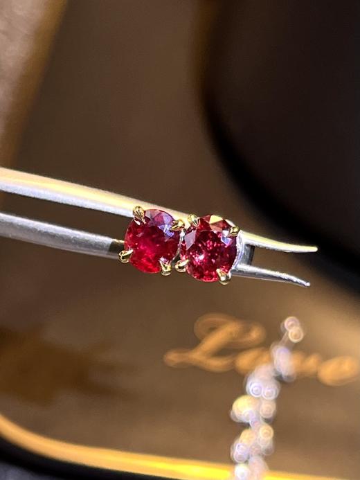 420009 莫桑比克天然无烧鸽血红红宝石耳钉 主石0.95克拉，18K金镶钻石66颗0.18ct，总重2.76克，裸石尺寸：4.98x4.30mm，整体：4.98x53.02mm，超值价：9680 商品图2