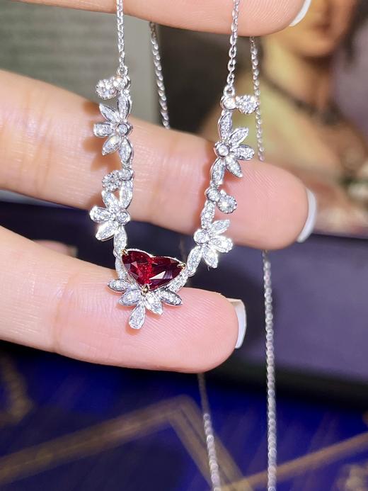420012 莫桑比克天然无烧鸽血红红宝石项链 秀出魅力，经典心形切割，晶体璀璨，浓郁鸽血红美极了 主石1.03克拉，18K金镶嵌钻石97颗0.46ct，总重4.48克， 超值价💰17280 商品图2