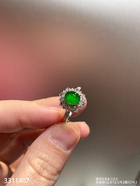 3311407，高冰帝王绿蛋面戒指。具体价格微信咨询